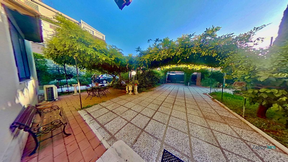 Quadrilocale o più in Via Siderno, Roma