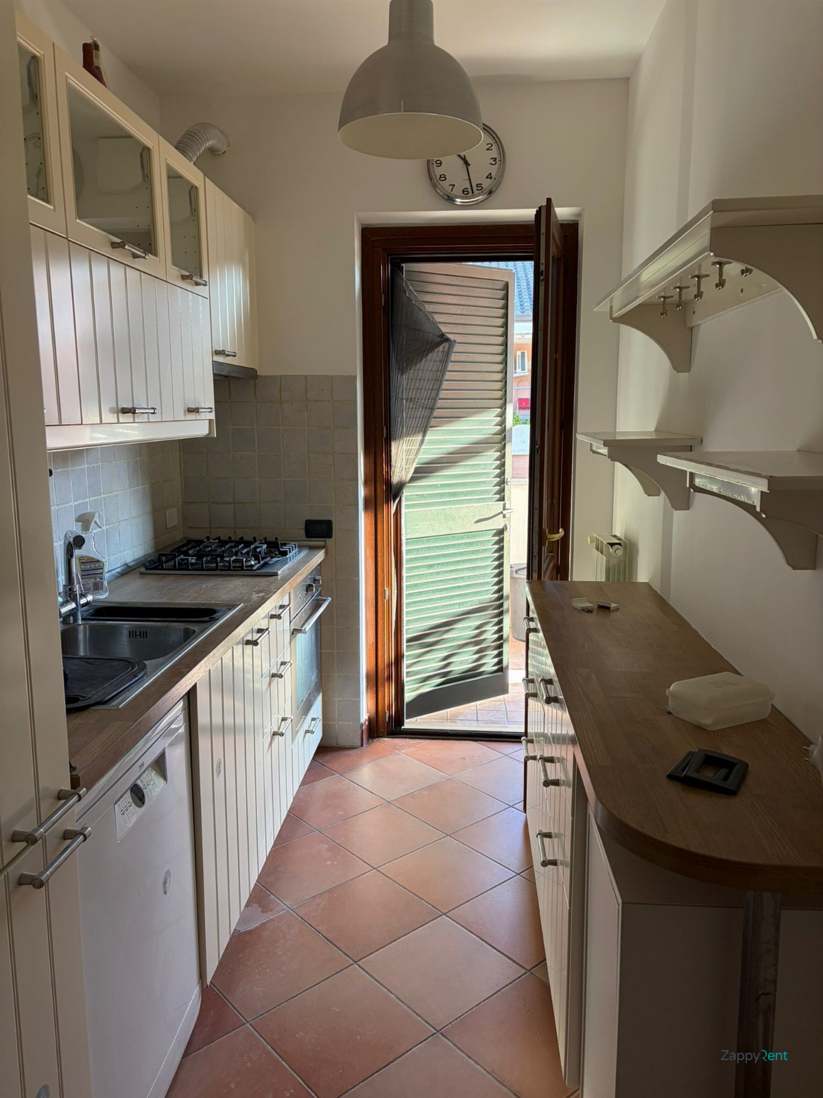 Trilocale in Via Pomarolo, Roma